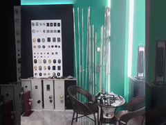 มองใกล้ยิ่งขึ้น: ล็อคมือจับประตูโลหะผสมสังกะสีและอลูมิเนียม ประตูเปิดแบบแบนสำหรับบ้าน