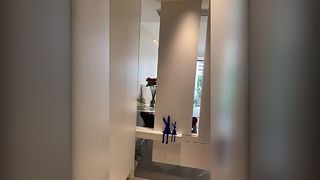 ทะเลสาบคนดังทางอินเทอร์เน็ตที่มีการออกแบบที่ไม่สม่ำเสมอ กระจกเต็มตัวที่แขวนอยู่บนผนัง ผนังที่ผิดปกติ